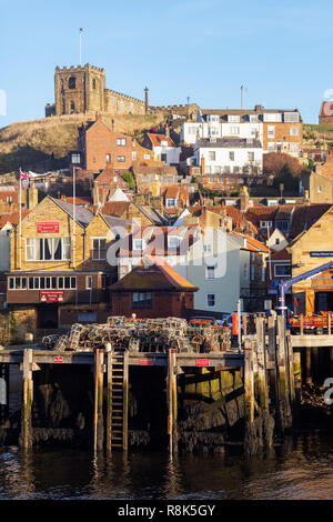 Il sole d'inverno su St Marys Chiesa, la "città vecchia" e il molo del Pesce, Whitby, North Yorkshire, Regno Unito Foto Stock