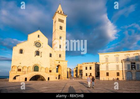 L'Italia, Puglia, Trani, San Nicola Pellegrino (Cattedrale o Duomo) fondata alla fine del XI secolo è un ottimo esempio di romanico pugliese architettura, costruito utilizzando la pietra locale di Trani, un tufo calcareo Foto Stock