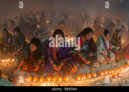 Narayanganj, Bangladesh - 03 Novembre 2015: migliaia di devoti indù osservare il santo festival di Rakher Upobash o Kartik Brati a Shri Shri Lokna Foto Stock