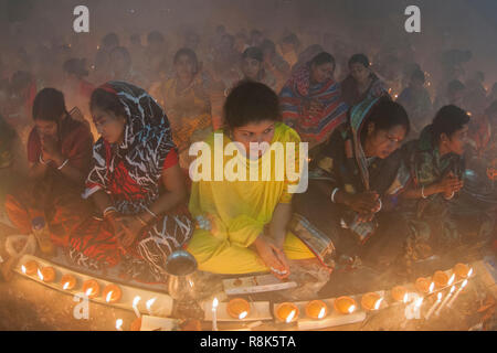 Narayanganj, Bangladesh - 03 Novembre 2015: migliaia di devoti indù osservare il santo festival di Rakher Upobash o Kartik Brati a Shri Shri Lokna Foto Stock