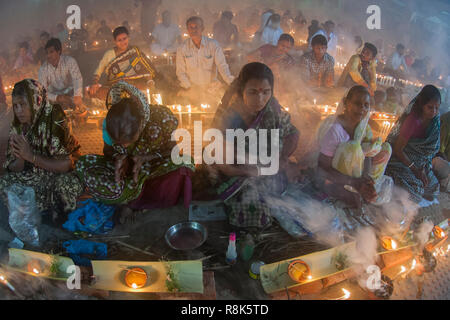 Narayanganj, Bangladesh - 03 Novembre 2015: migliaia di devoti indù osservare il santo festival di Rakher Upobash o Kartik Brati a Shri Shri Lokna Foto Stock