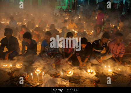 Narayanganj, Bangladesh - 03 Novembre 2015: migliaia di devoti indù osservare il santo festival di Rakher Upobash o Kartik Brati a Shri Shri Lokna Foto Stock