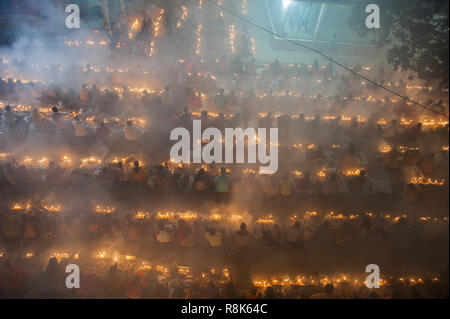 Narayanganj, Bangladesh - 03 Novembre 2015: migliaia di devoti indù osservare il santo festival di Rakher Upobash o Kartik Brati a Shri Shri Lokna Foto Stock