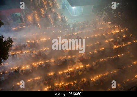 Narayanganj, Bangladesh - 03 Novembre 2015: migliaia di devoti indù osservare il santo festival di Rakher Upobash o Kartik Brati a Shri Shri Lokna Foto Stock