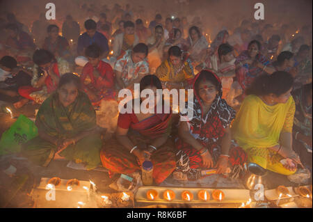 Narayanganj, Bangladesh - 03 Novembre 2015: migliaia di devoti indù osservare il santo festival di Rakher Upobash o Kartik Brati a Shri Shri Lokna Foto Stock