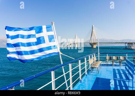 Il viaggio in traghetto di Rio a Patrasso, Grecia. Una bandiera greca è sventolata sul ponte Foto Stock