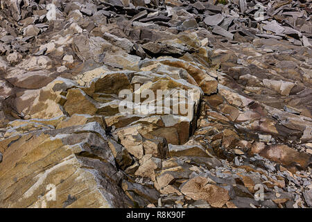 Frastagliate marrone e grigio terreno roccioso texture Foto Stock