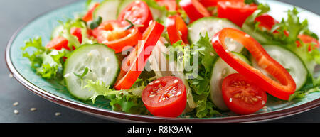 Sana vegetale vegetariano insalata di lattuga fresca, cetrioli, peperoni e pomodori. Impianto vegano-based food. Banner Foto Stock