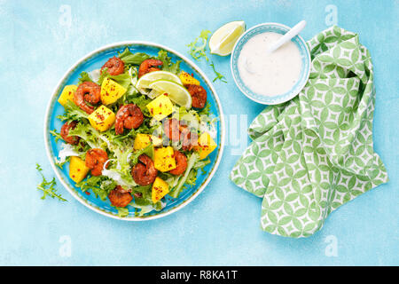 Mango insalata di gamberetti con pepe rosso e il succo di lime. Frutti di mare. Vista dall'alto. Lay piatto Foto Stock