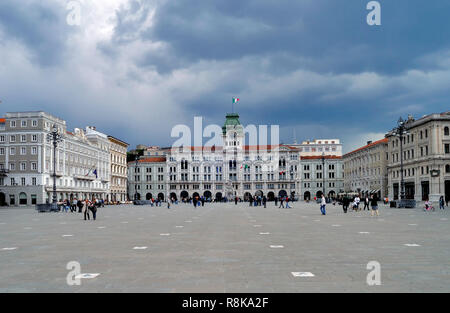 Splendida vista della Piazza Unità d'Italia a Trieste nel Friuli Venezia Giulia, Italia, con un drammatico sky Foto Stock