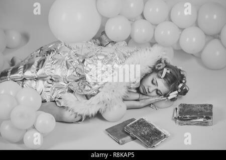 Poco un anno vecchia ragazza a dormire di libri antichi Foto Stock