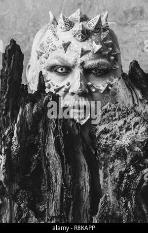 Uomo con spine sulla faccia Foto Stock