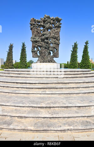 15-12-2018.Baku.Azerbaigian.monumento "Kitabi Dede Gorgud" - "Libro di Dede Korkud' in uno dei parchi di Baku(l'autore del monumento è l'onorato Foto Stock