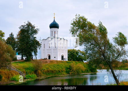 Chiesa di intercessione sul fiume Nerl in Bogolyubovo della Russia. Foto Stock