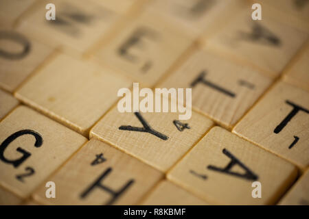 WOODBRIDGE, NEW JERSEY - 9 Novembre 2018: piastrelle Scrabble crea un contesto unico o di sfondo Foto Stock