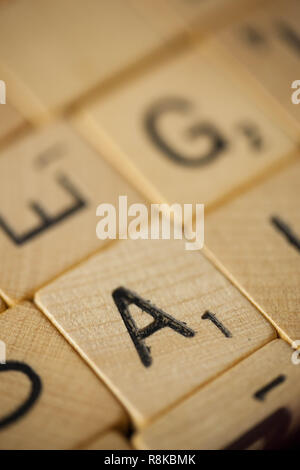 WOODBRIDGE, NEW JERSEY - 9 Novembre 2018: piastrelle Scrabble crea un contesto unico o di sfondo Foto Stock