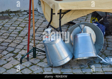 Semplice benna in metallo doccia esterna, in vendita a una fiera portoghese in Cacela Velha, Portogallo Foto Stock
