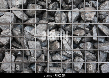 Stazione ferroviaria di pietra nera di sfondo di texture. Nero carbone nella griglia. Creative sfondo vintage Foto Stock