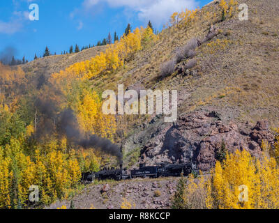 Il treno si avvicina Windy Point, Cumbres & Toltec Scenic Railroad tra Chama, Nuovo Messico, e Antonito, Colorado. Foto Stock