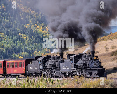 Double-header treno in direzione est per la cottura a vapore da Chama, Nuovo Messico, Cumbres & Toltec Scenic Railroad tra Chama, Nuovo Messico e Antonito, Colorado. Foto Stock