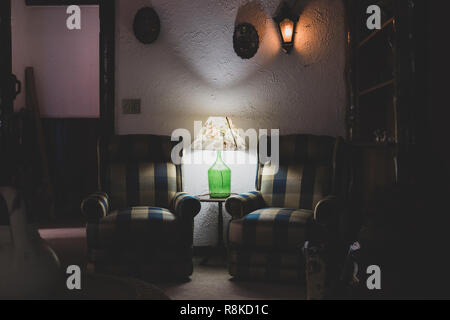 Autentica interni, paese rustico soggiorno, salotto con due divani di braccio e lampada da tavolo a hotel, Campos do Jordao, stato di Sao Paulo, Brasile Foto Stock