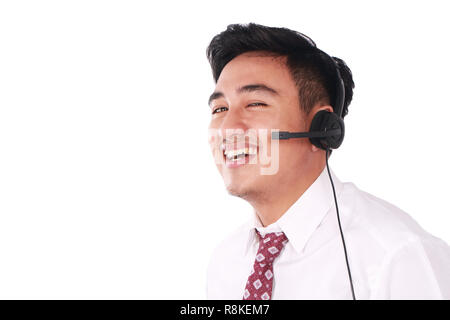 Foto immagine ritratto di un simpatico giovane maschio asiatici operatore di call center con cuffia sul suo capo isolato su bianco Foto Stock