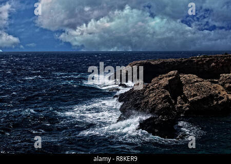 Mare mosso a Malta durante l'inverno. Foto Stock