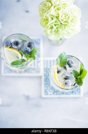 Bevande, cocktail e celebrazione il concetto di stile - estate cocktail per gli ospiti, home party Foto Stock