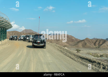 Wadi Al Qoppure, Sharjah Emirati Arabi Uniti, Dicembre 14, 2018 viaggio da Wadi Al Qoppure al Buraq Dam in montagna, il posto più alto della strada è Foto Stock