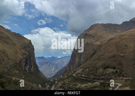 Vista panoramica sulla lussureggiante foresta pluviale sul cammino inca, Perù Foto Stock