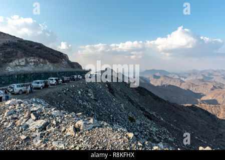 Wadi Al Qoppure, Sharjah Emirati Arabi Uniti, Dicembre 14, 2018 viaggio da Wadi Al Qoppure al Buraq Dam in montagna, il posto più alto della strada è Foto Stock