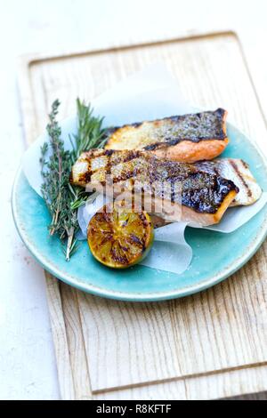 Salmone alla griglia con calce Foto Stock