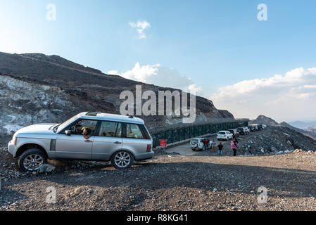 Wadi Al Qoppure, Sharjah Emirati Arabi Uniti, Dicembre 14, 2018 viaggio da Wadi Al Qoppure al Buraq Dam in montagna, il posto più alto della strada è Foto Stock