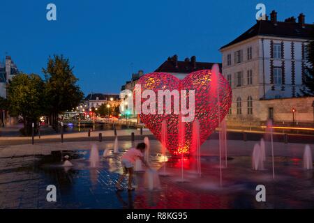 Francia, Aube, Troyes, cuore di Troyes sulla banchina dei conteggi di champagne, scultura creati dal giovane Michèle e Thierry Kayo-Houël Foto Stock