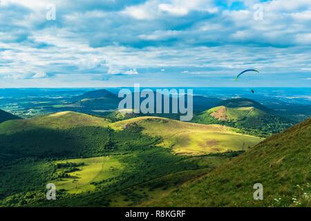 Francia, Puy-de-Dome, sito Patrimonio Mondiale dell'UNESCO, il parco naturale regionale dei vulcani di Auvergne, vista panoramica della Chaine des Puys dal Puy de Dome (alt :1465 m) Foto Stock