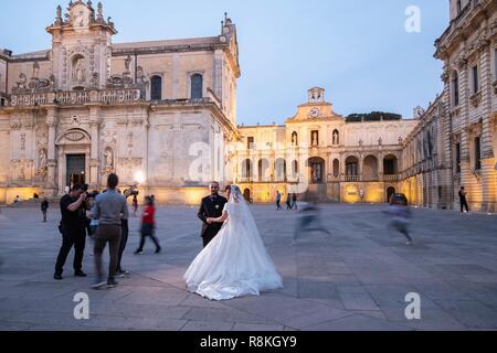 Italia Puglia Salento Lecce, Duomo di Santa Maria Assunta o Duomo e Palazzo Vescovile in background Foto Stock