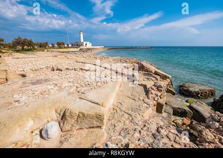 L'Italia, Puglia, regione salentina, San Cataldo di Lecce, resti del molo romano costruito dall'Imperatore Adriano nel II secolo D.C. Foto Stock