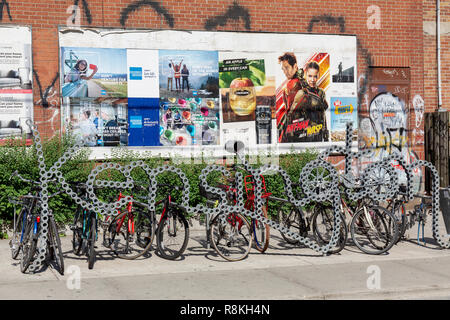 Canada, Provincia di Ontario, città di Toronto, Mercato Kensington District, Augusta Avenue, urban bike garage e poster Foto Stock