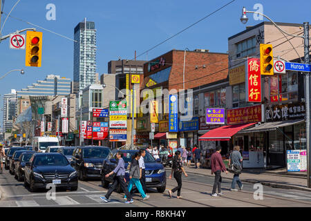 Canada, Provincia di Ontario, città di Toronto, Chinatown, Dundas Street, negozi cinesi e segni Foto Stock