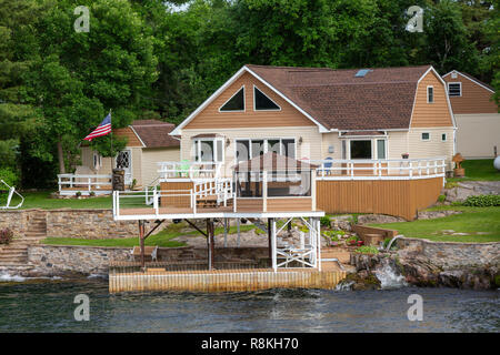 Canada, Provincia di Ontario, Gananoque, mille isole Arcipelago crociera, navigazione di frontiera con gli Stati Uniti, di lusso casa Foto Stock