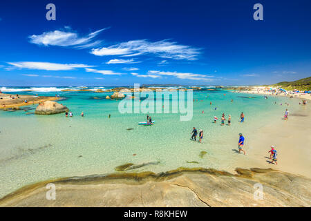 Danimarca, Western Australia - 30 DIC 2017: persone nuoto e canoa nella calma e riparate acque di Verdi in piscina a William Bay NP, regione della Danimarca. Popolare destinazione estiva in Australia. Foto Stock