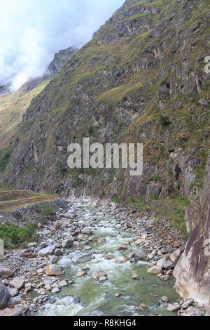 Vista panoramica sulla lussureggiante foresta pluviale sul cammino inca, Perù Foto Stock