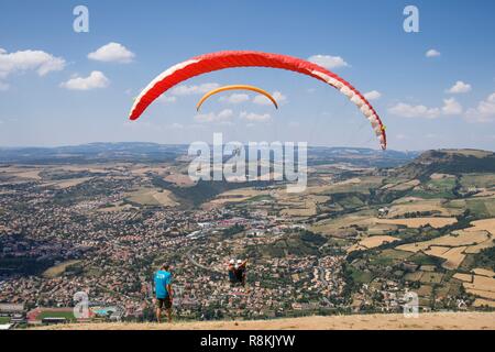 Francia, Aveyron, Parc Naturel Regional des Grands Causses (Parco Naturale Regionale dei Grands Causses), Millau, il volo in parapendio su Millau Foto Stock