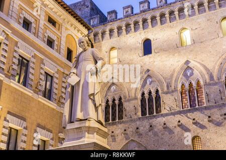 L'Italia, Toscana, Siena, elencati come patrimonio mondiale dall' UNESCO, il Palazzo Salimbeni con la statua di Sallustio Bandini luogo Piazza Salimbeni Foto Stock