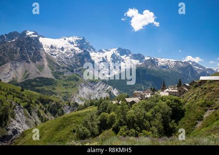 Francia, Hautes Alpes, Parco Nazionale degli Ecrins, Les Hières borgo di Oisans massiccio con la Meije in background Foto Stock