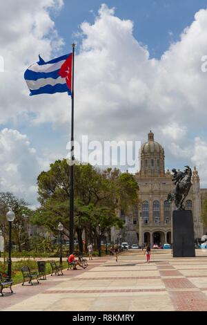 Cuba, La Habana, distretto di La Habana Vieja classificata patrimonio mondiale dell'Unesco, il Plaza 13 di Marzo e la statua di José Marti a cavallo di fronte il museo della rivoluzione Foto Stock