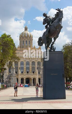 Cuba, La Habana, distretto di La Habana Vieja classificata patrimonio mondiale dell'Unesco, il Plaza 13 di Marzo e la statua di José Marti a cavallo di fronte il museo della rivoluzione Foto Stock