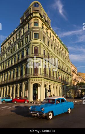 Cuba, provincia di Ciudad de la Habana, Avana, quartiere di Centro Habana, vettura americana sul Paseo del Prado anche chiamato Paseo José Marti il collegamento di Capitol e Malecon Foto Stock