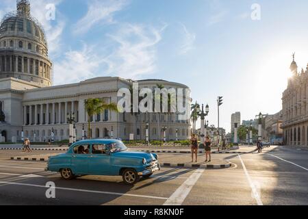 Cuba, provincia di Ciudad de la Habana, Avana, quartiere di Centro Habana, vettura americana sul Paseo del Prado anche chiamato Paseo José Marti il collegamento di Capitol e Malecon Foto Stock