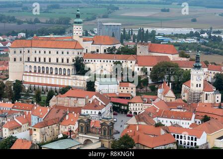Repubblica Ceca Moravia del sud, Mikulov, vista di Mikulov castello del XIII secolo e ricostruita nel XVIII secolo Foto Stock